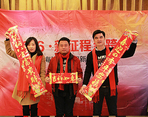 500397總經(jīng)辦拿對聯(lián).jpg